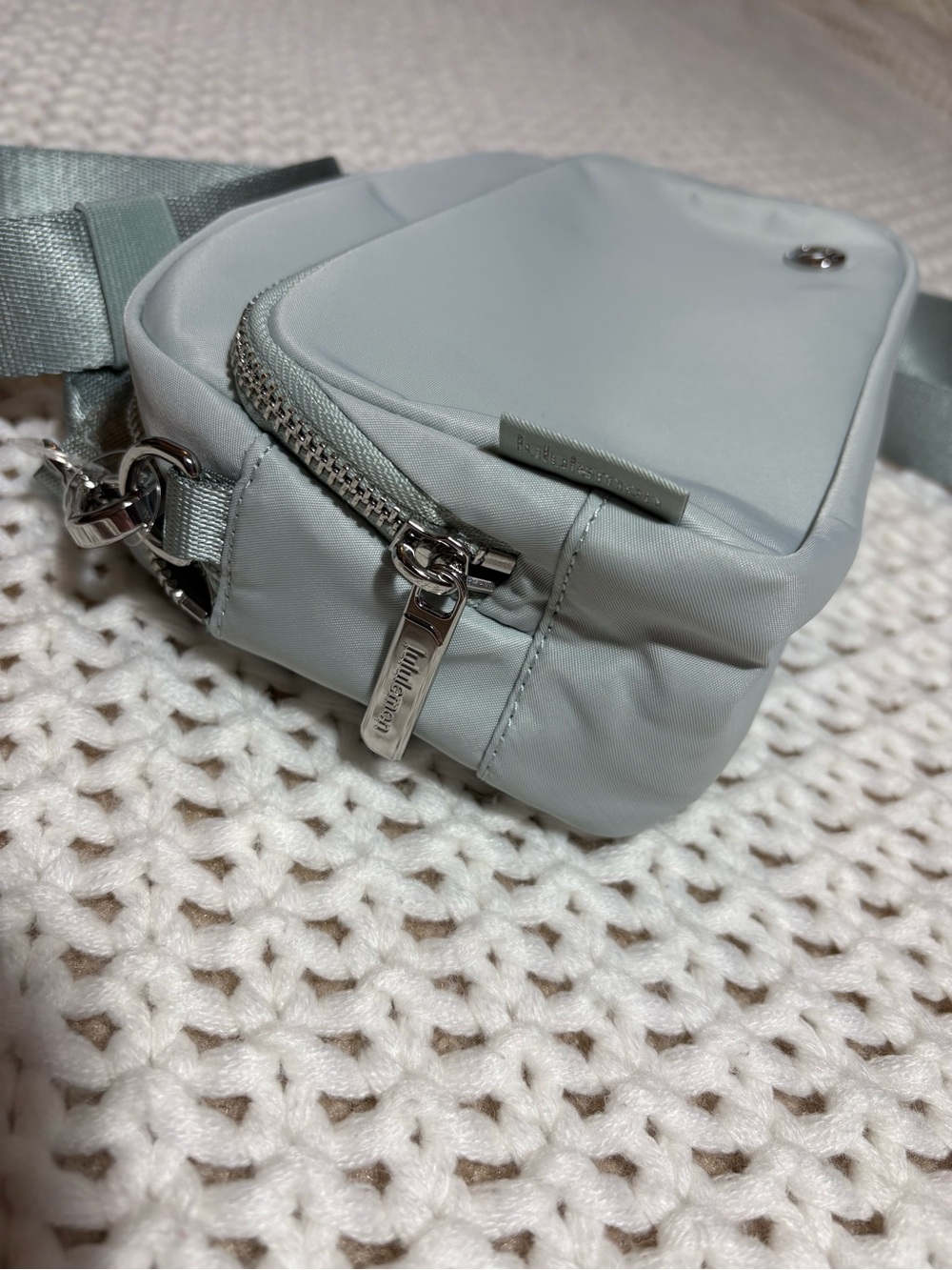 NWT lululemon pelican/silver everywhere crossbody bag *metal hardware - Picture 4 of 10